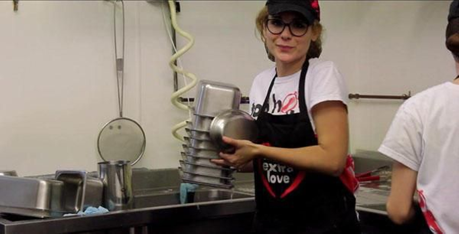 En la imagen la actriz valenciana Olga Alamán fregando platos Londres para buscarse la vida. Foto: Levante-EMV