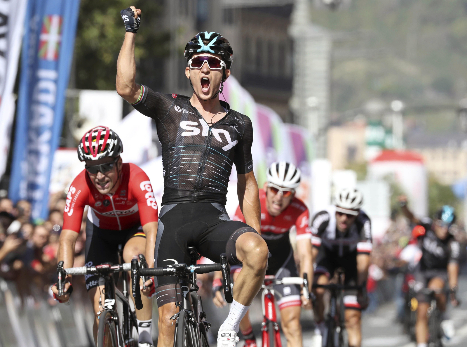 El polaco Michal Kwiatkowski celebra su victoria en la línea de meta de la Clásica San Sebastián.