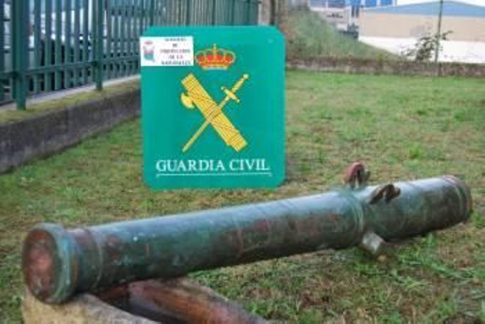 Fotografía facilitada por la Guardia Civil, del cañón del tipo media culebrina, del siglo XVII (Foto: EFE)