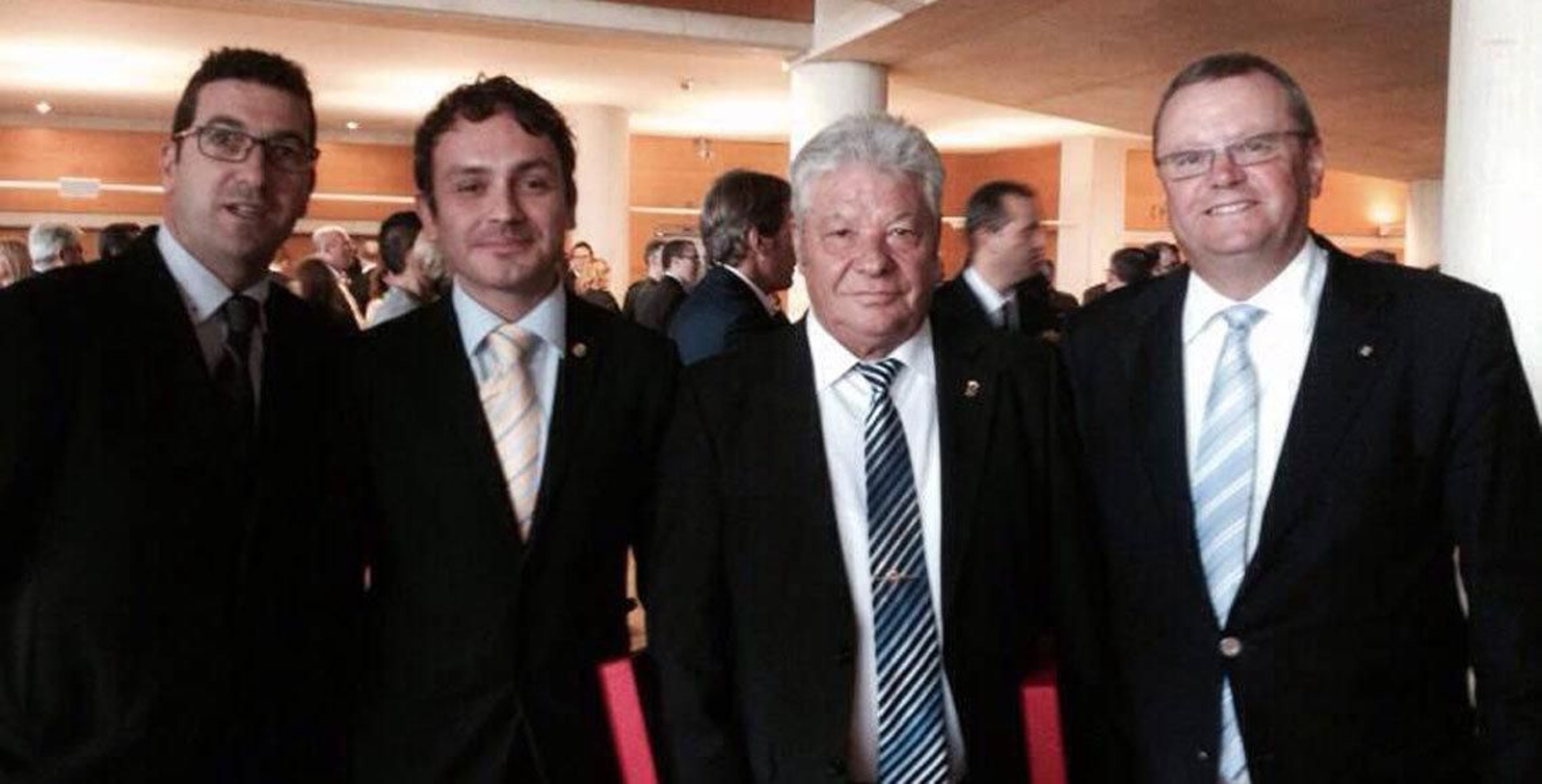 Los representantes del Centro Gallego y del Centro Leonés, después de recibir la Medalla de la Policía.