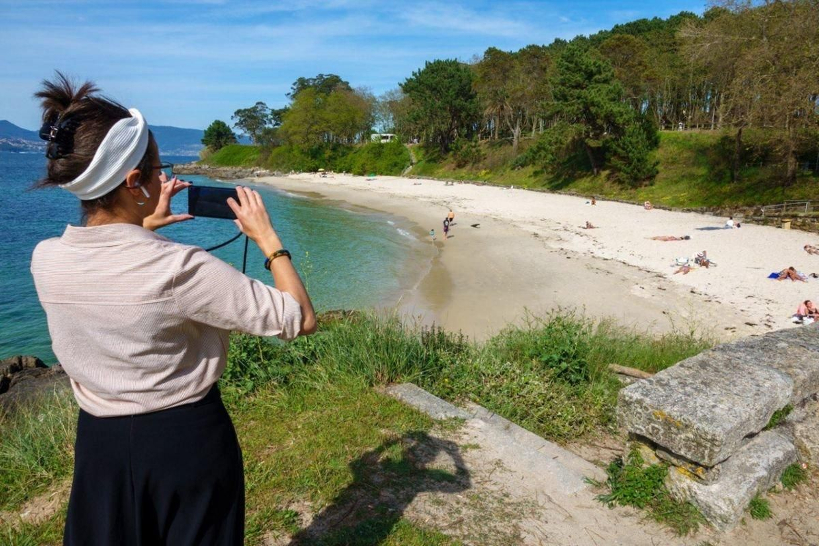 Una vecina haciendo ayer una foto a la playa de La Fuente, que tendrá un año más bandera azul.