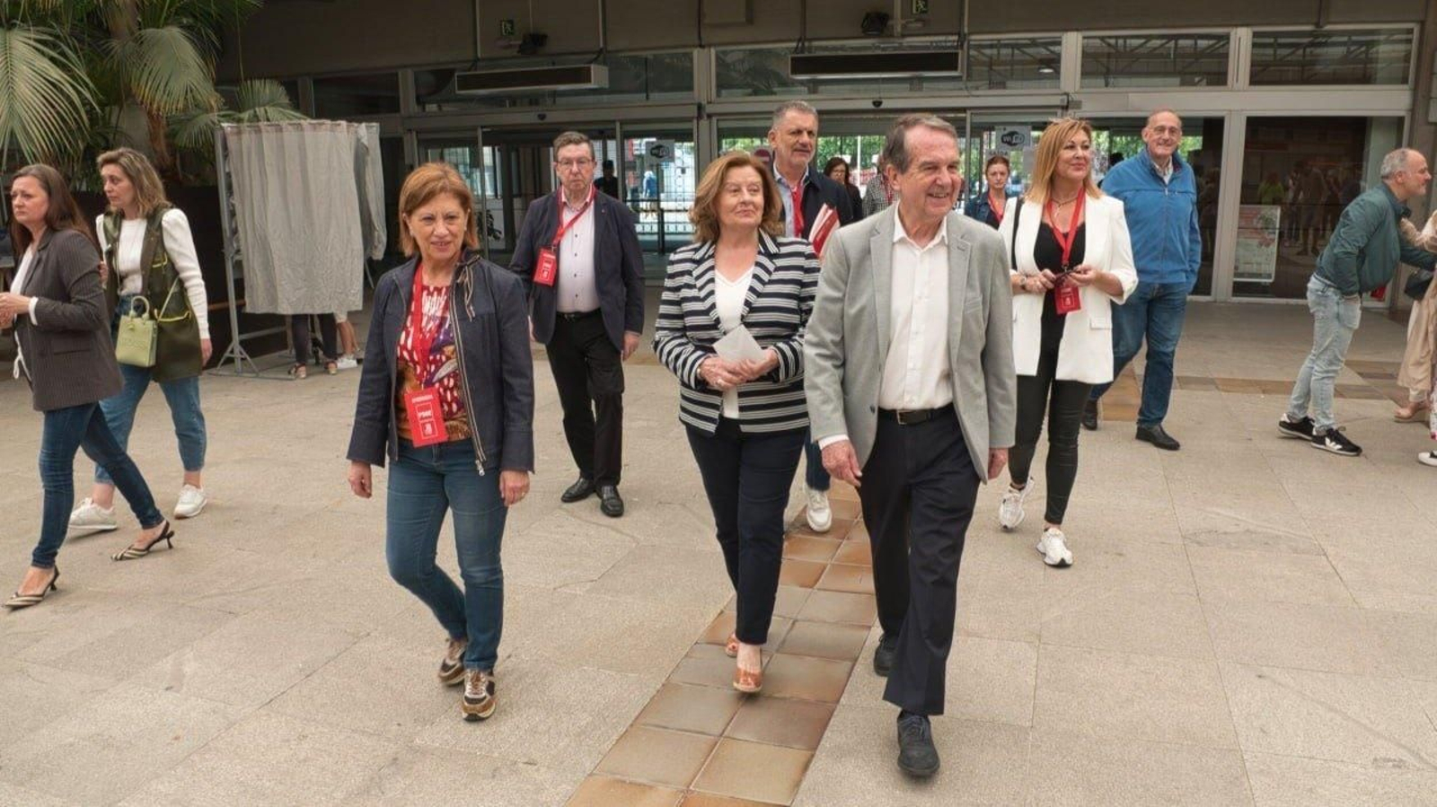 El alcalde Caballero y su esposa Cristina junto a otros miembros del PSOE vigués.