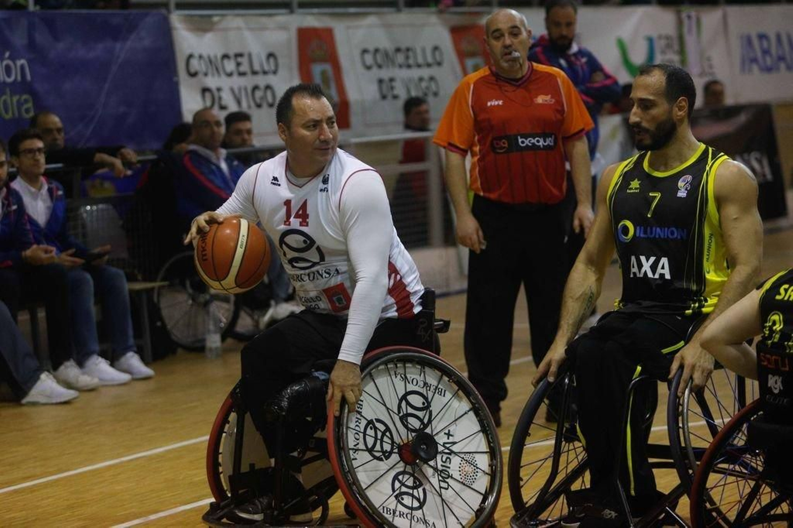 Zavala protege el balón en el anterior partido del Amfiv en casa.