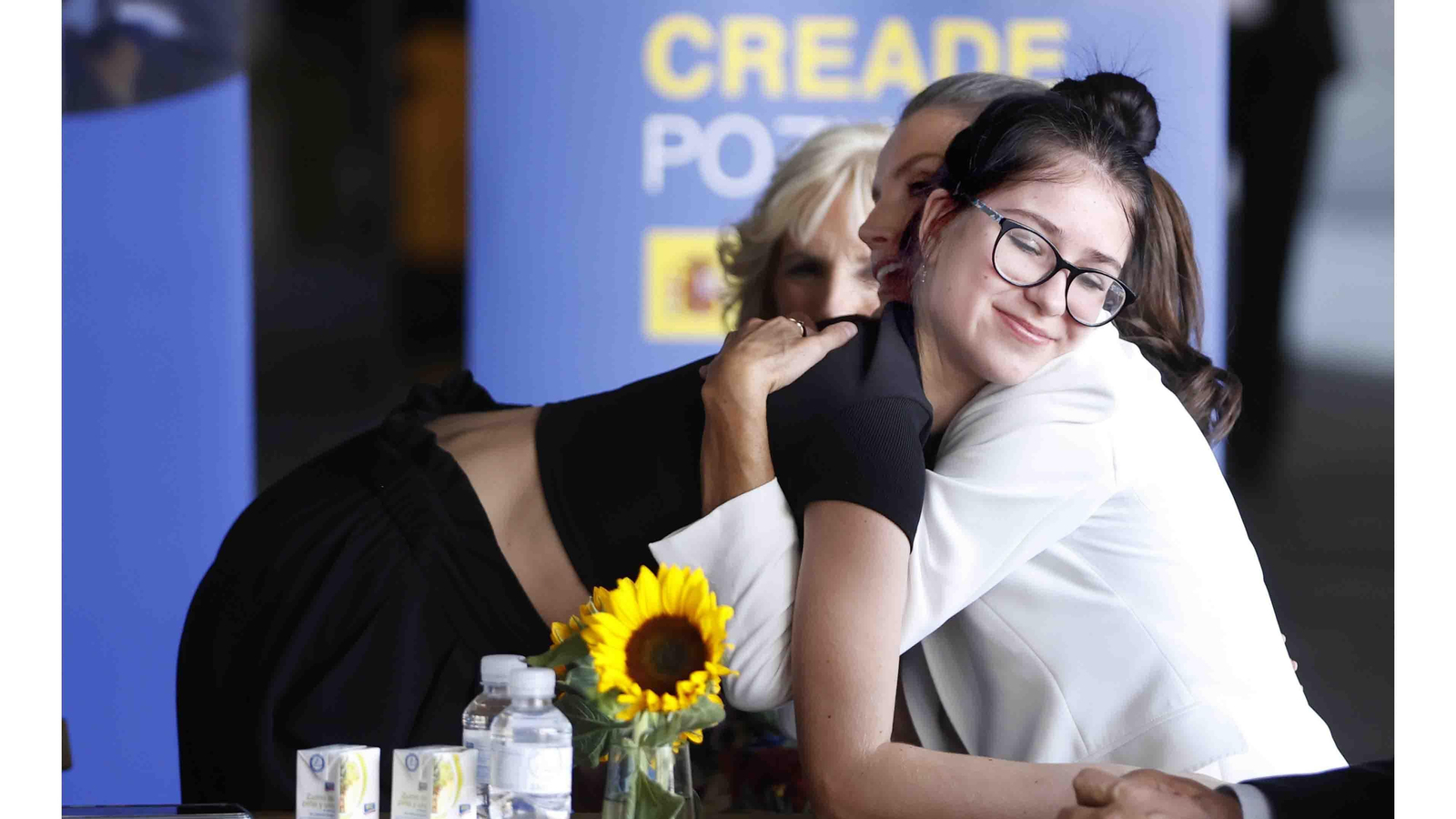 Foto de Archivo. La reina Letizia (d) y la primera dama de Estados Unidos, Jill Biden (c), junto a una joven ucraniana durante una visita al centro de acogida de refugiados ucranianos, en Pozuelo de Alarcón (Madrid). EFE/ Mariscal