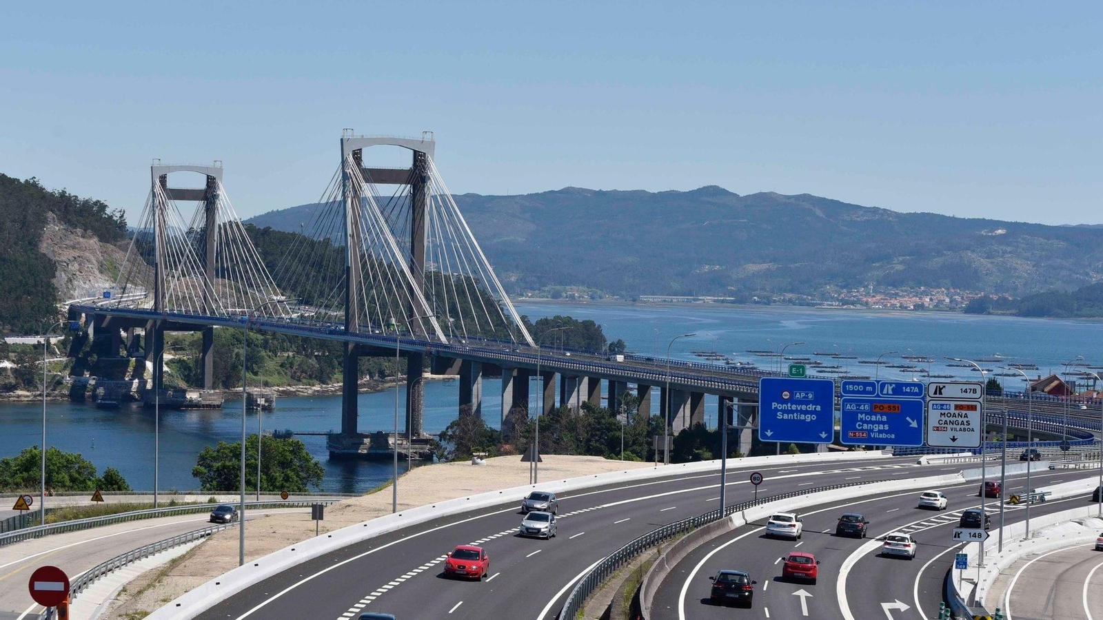 La AP-9 a su paso por el puente de Rande.