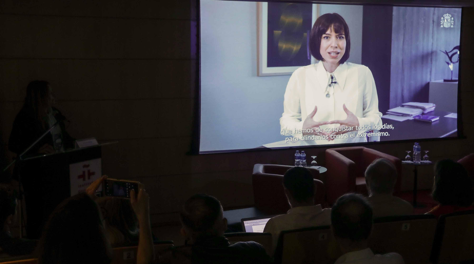 Diana Morant, Ministra de Ciencia e Innovación de España, hablando en un video durante la apertura del Encuentro de la Asociación de Científicos Españoles en Brasil (ACEBRA), en el Instituto Cervantes, en Río de Janeiro (Brasil). EFE/André Coelho