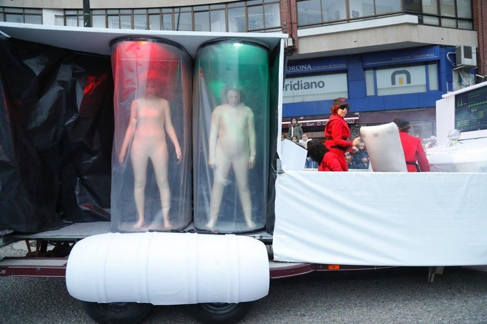 Las comparsas calientan el Entroido en Vigo Foto JVLandín 08