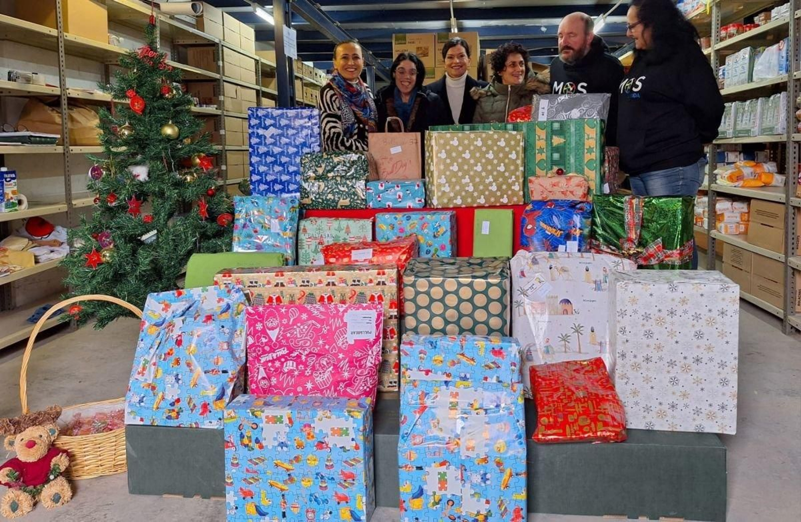 ‘Magos e Estrelas’, en la noche más mágica del año, hicieron el milagro en Mos al no dejar a ningún niño sin su regalo.