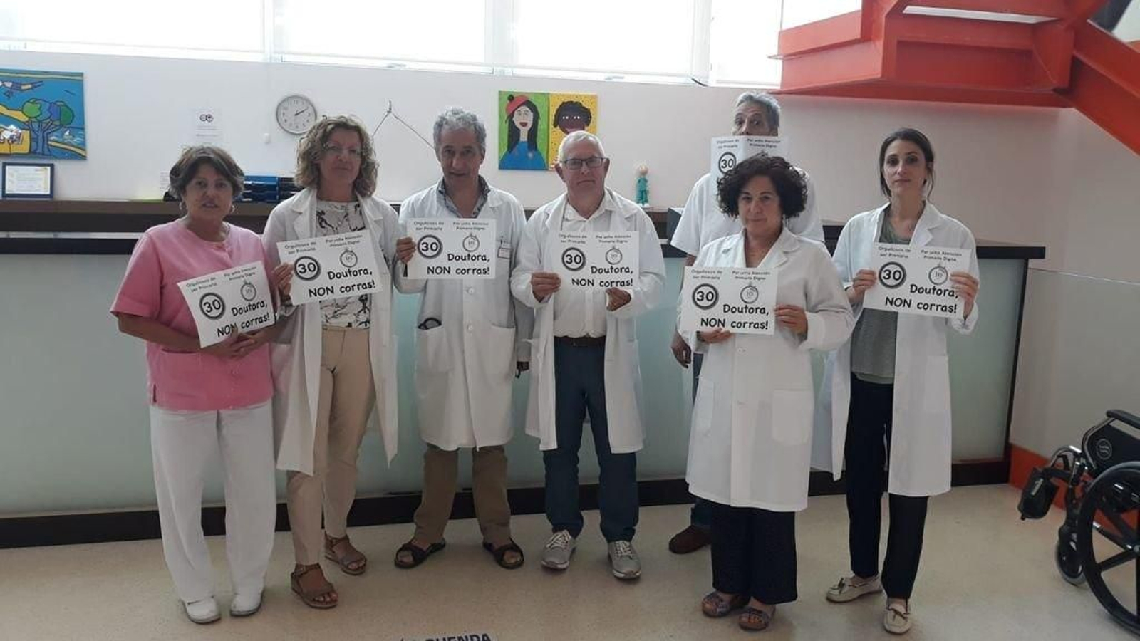 “Doutora non corras” rezaban alguans de las pancartas utilizadas ayer por los médicos.
