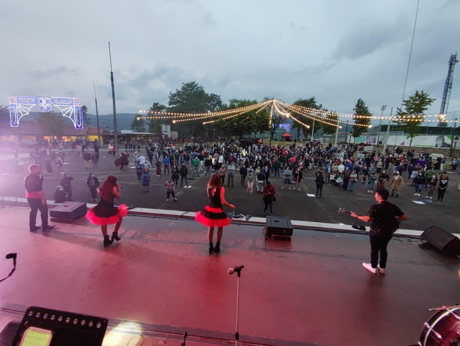 Tomiño vuelve a bailar en una verbena _ Vicente Alonso 34