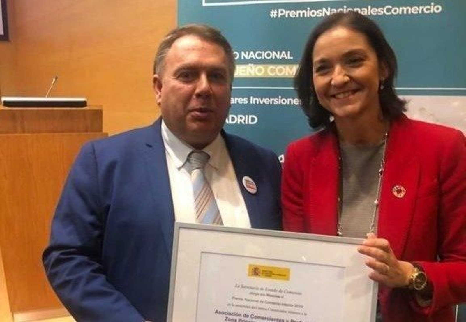 Enrique Núñez, de Centro Príncipe, con la ministra Reyes Maroto, ayer.