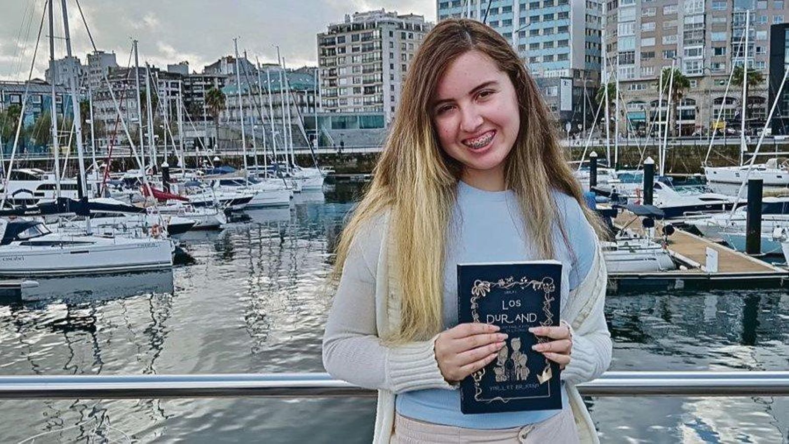 Yorlet Briceño posa con su libro en el Puerto de Vigo.