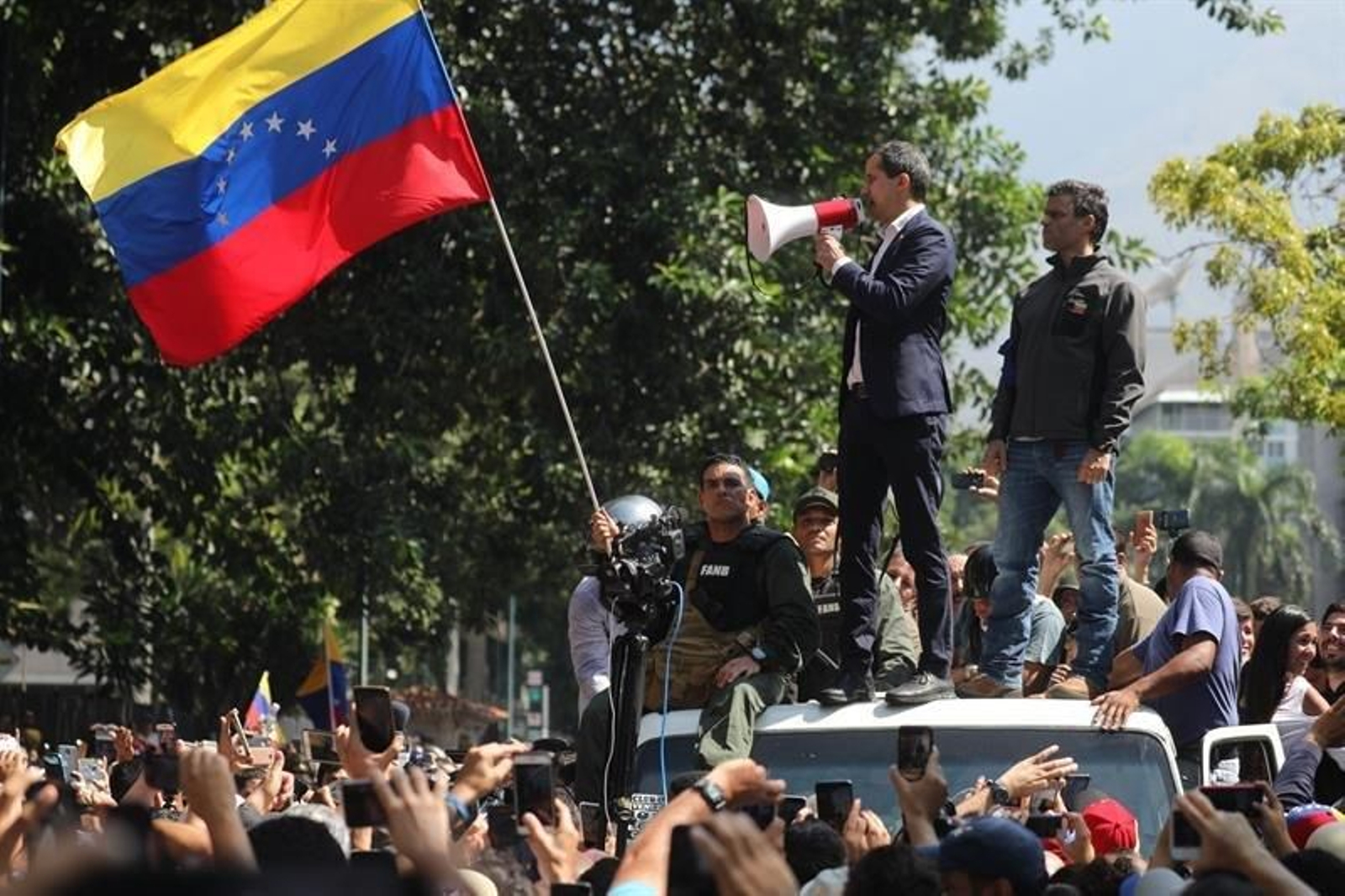 Juan Guaidó y el líder opositor Leopoldo López, durante una manifestación en apoyo a su levantamiento.
