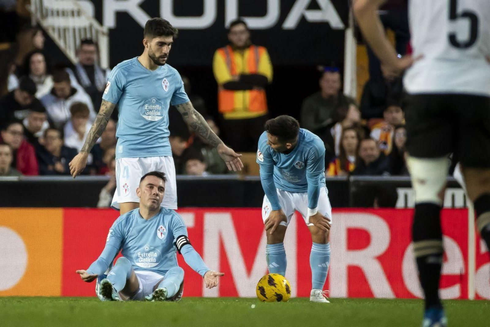 Iago Aspas se lamenta en el suelo tras sufrir una falta, con Unai Núñez y Beltrán.