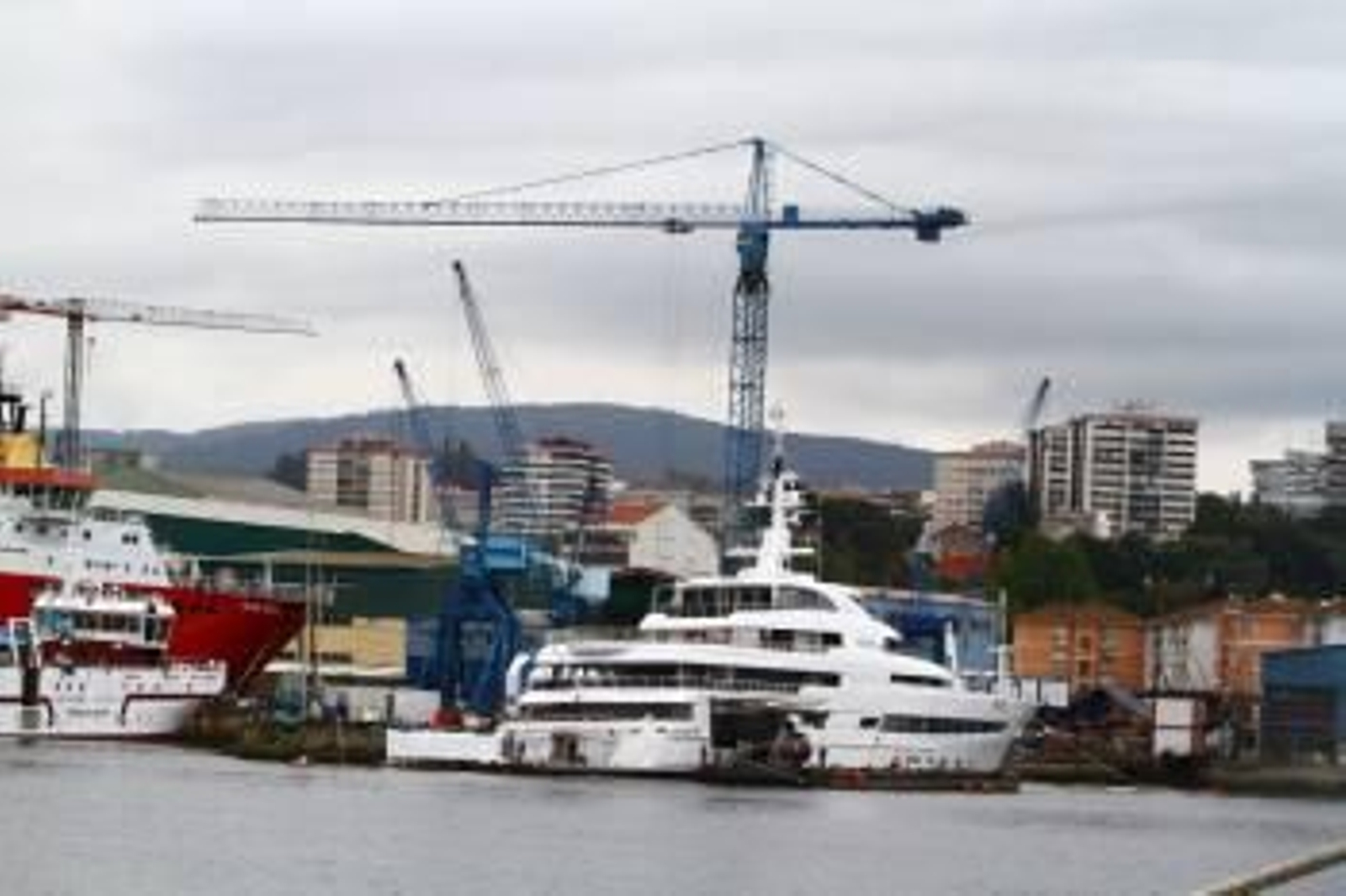 El barco está reparándose tras chocar contra las piedras de una escollera en Beiramar.