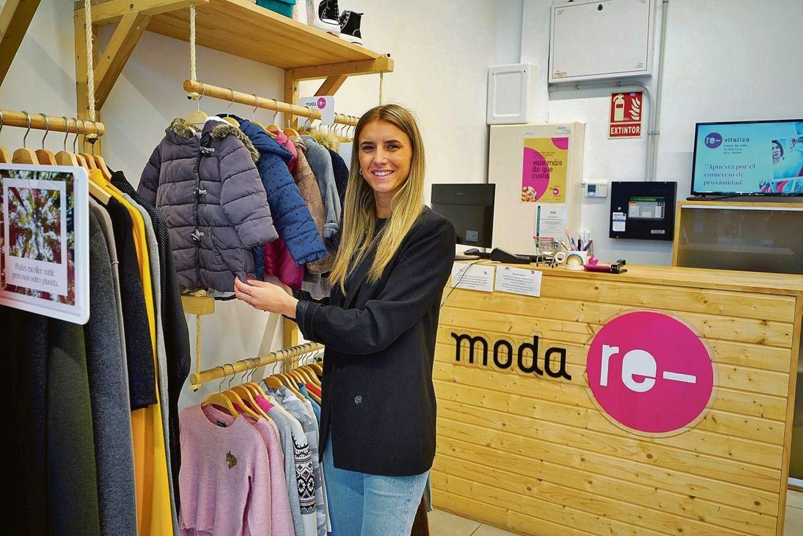 Rocío Teijeiro, educadora social de Cáritas, en la tienda de Vialia.
