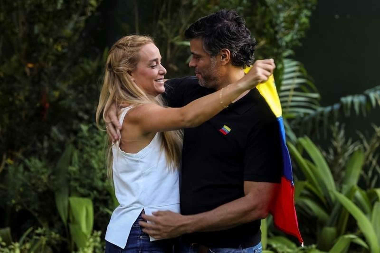 El líder opositor venezolano Leopoldo López (d) abraza a su esposa, Lilian Tintori (i)