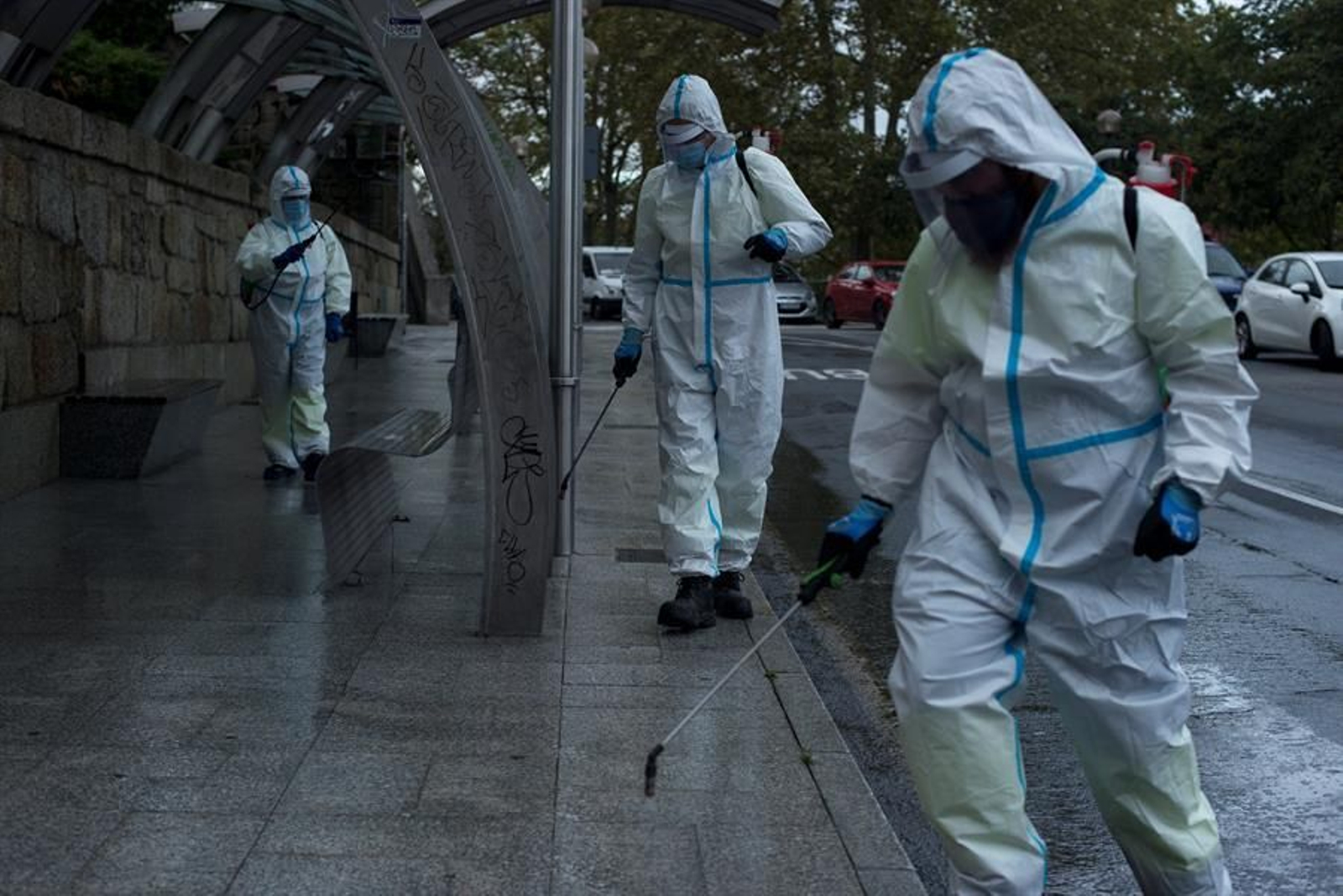 Unos operarios municipales realizan labores de desinfección en una calle de Orense