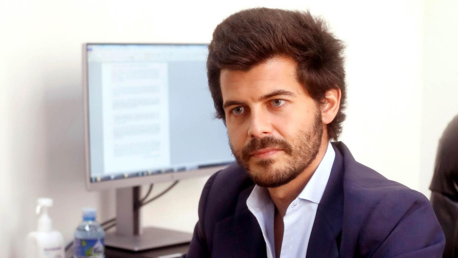 AME850. LA HABANA (CUBA), 09/03/2021.- El cónsul adjunto al frente de la sección de Nacionales, Jaime López-Dóriga, conversa con Efe hoy, en La Habana (Cuba). El Consulado de España en La Habana estrenó esta semana una nueva sede para ampliar su capacidad de expedición de pasaportes, después de que el cierre parcial por la pandemia y el creciente número de solicitudes amenazaran con colapsar sus servicios. EFE/ Ernesto Mastrascusa 