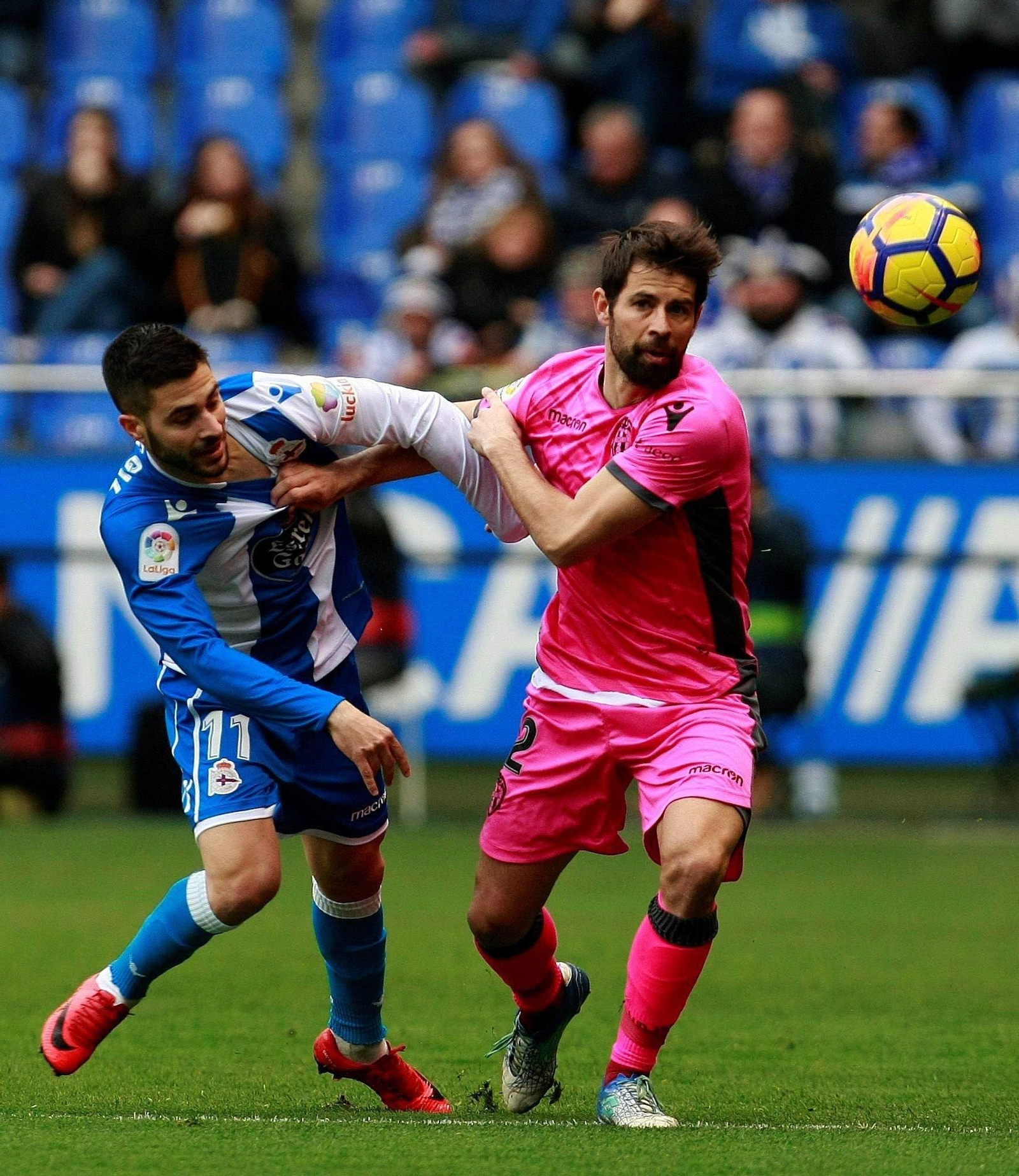 Carles Gil disputa un balón con Coke en el partido disputado ayer en el estadio Abanca-Riazor.
