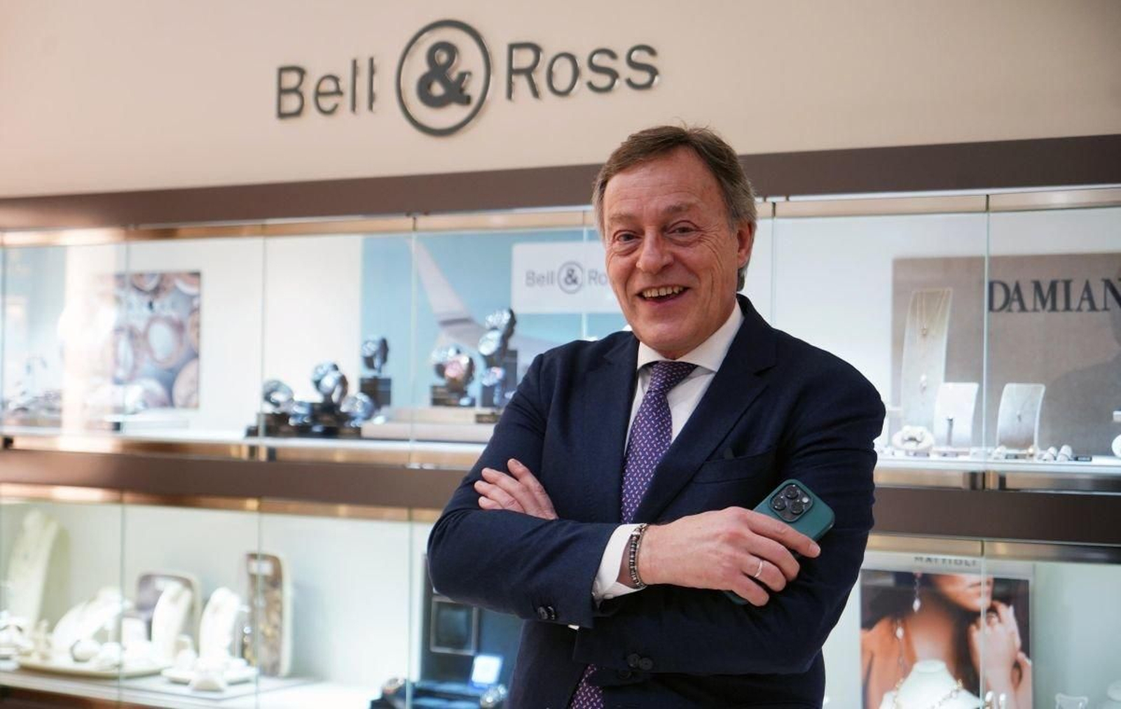 Manuel Pato, de joyería Suiza, que cuenta con todas las medidas de seguridad.