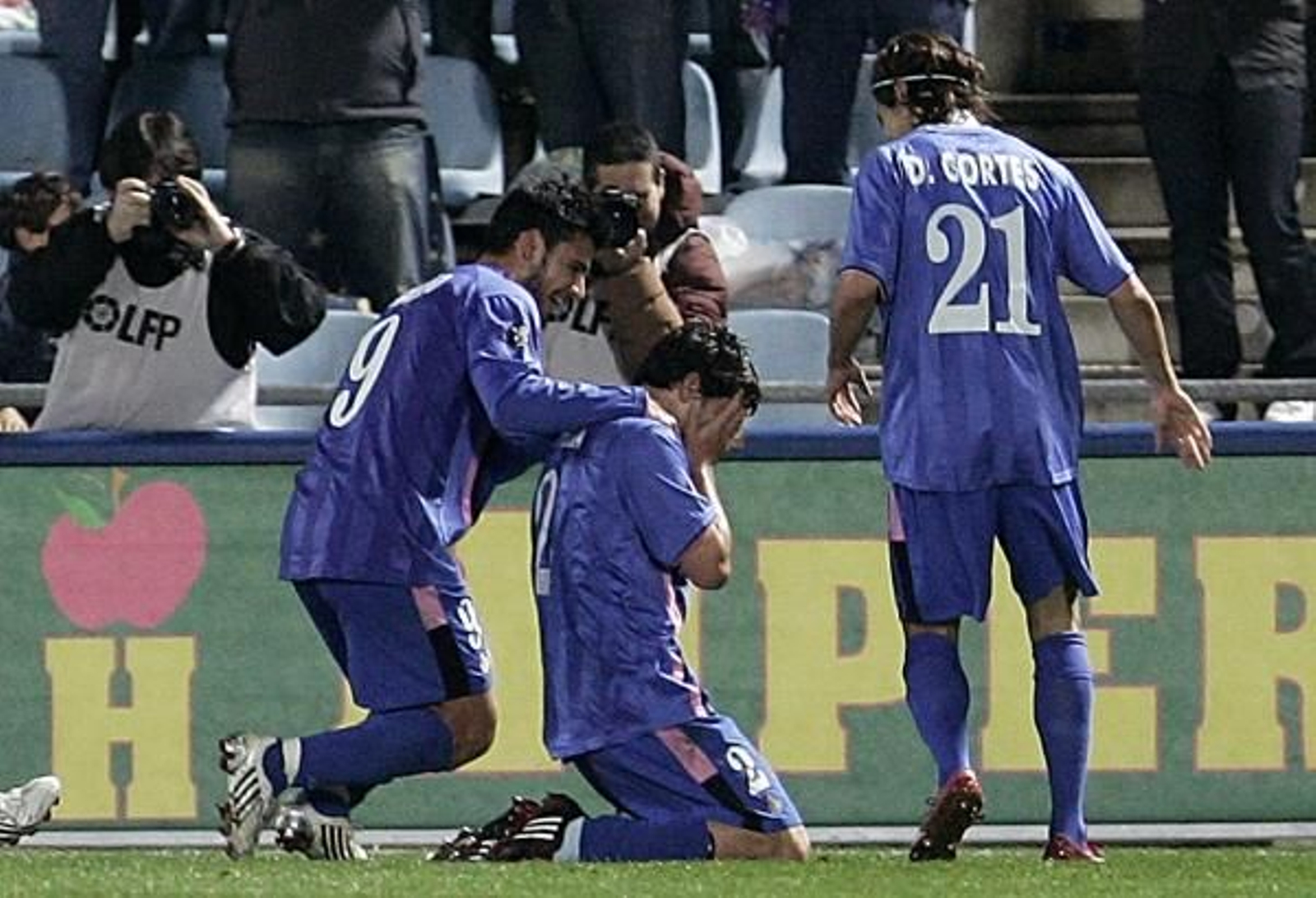Contra dedica el gol a su padre, fallecido ayer.