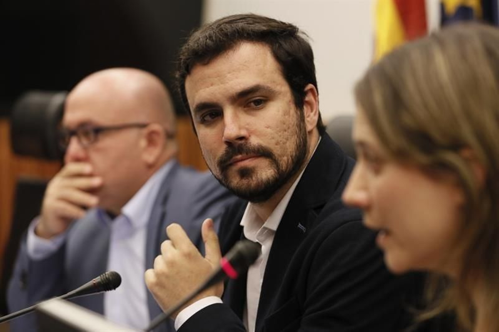 Alberto Garzón junto a la eurodiputada Marina Albiol y el abogado Gonzalo Boyé.
