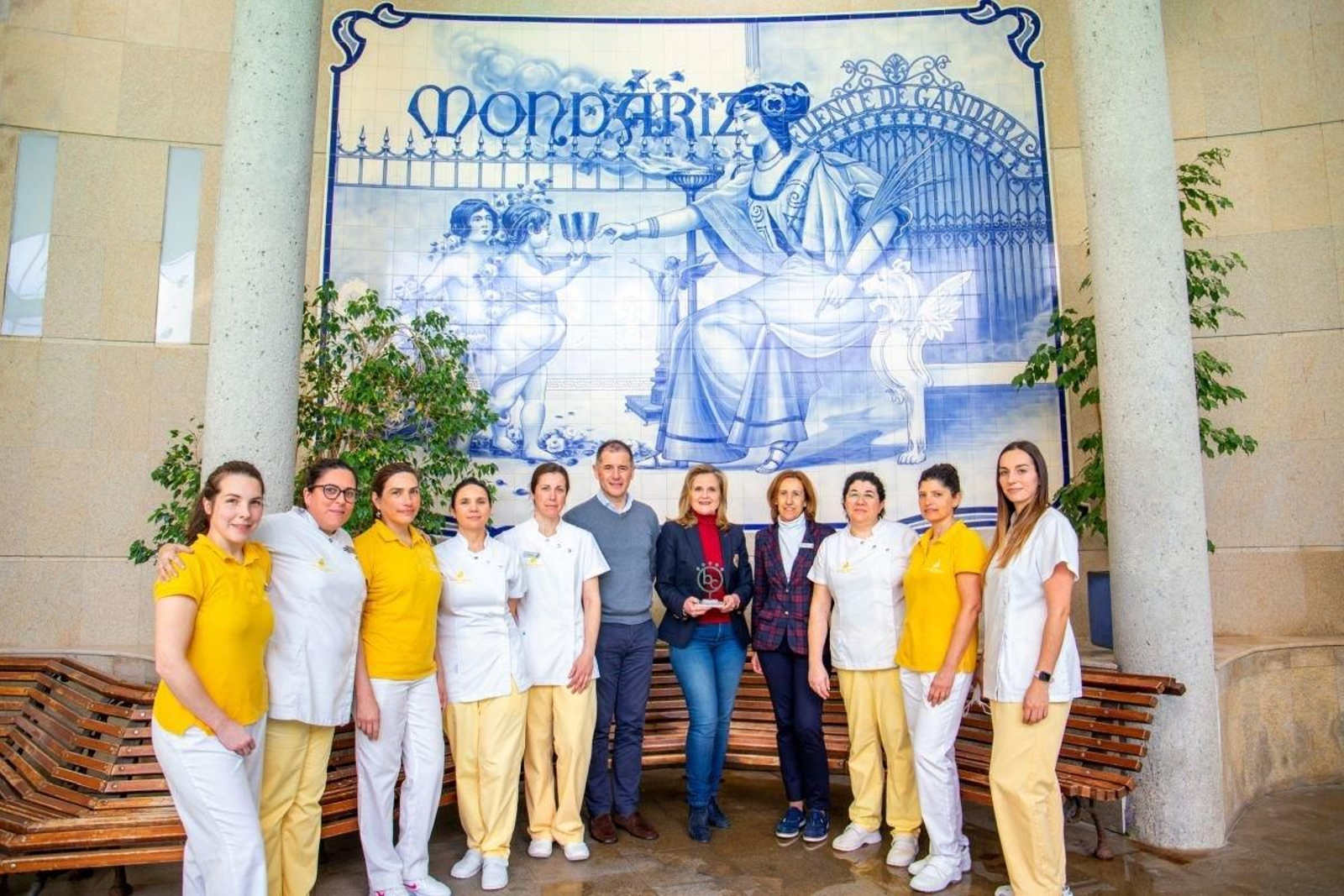 Parte del equipo termal del Balneario en el Día de la Mujer; el gerente, Ricardo Fuciños y la doctora, Laura Gómez.