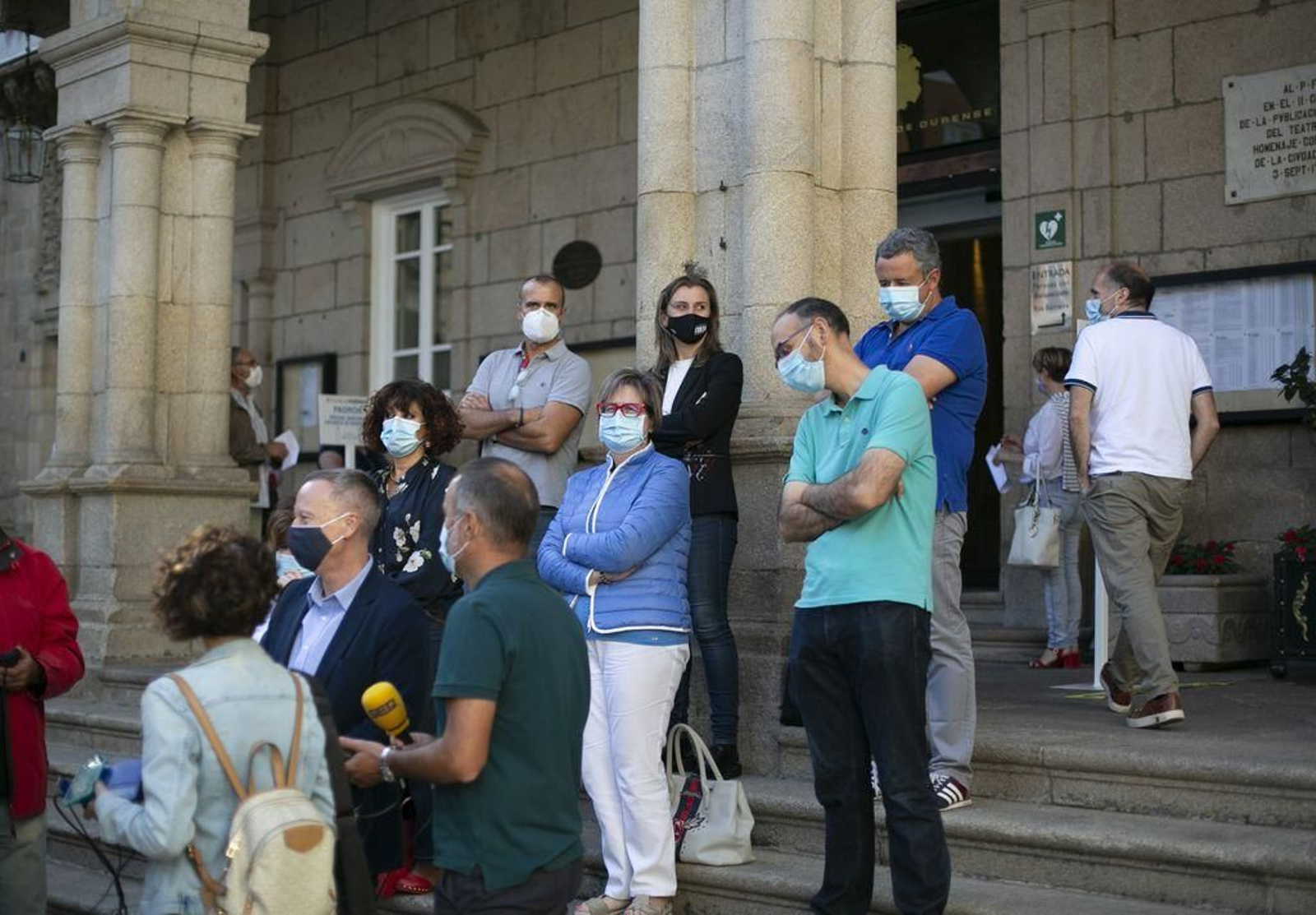 Jácome, a la derecha, entra solo a la casa consistorial durante la rueda de prensa del PSOE.