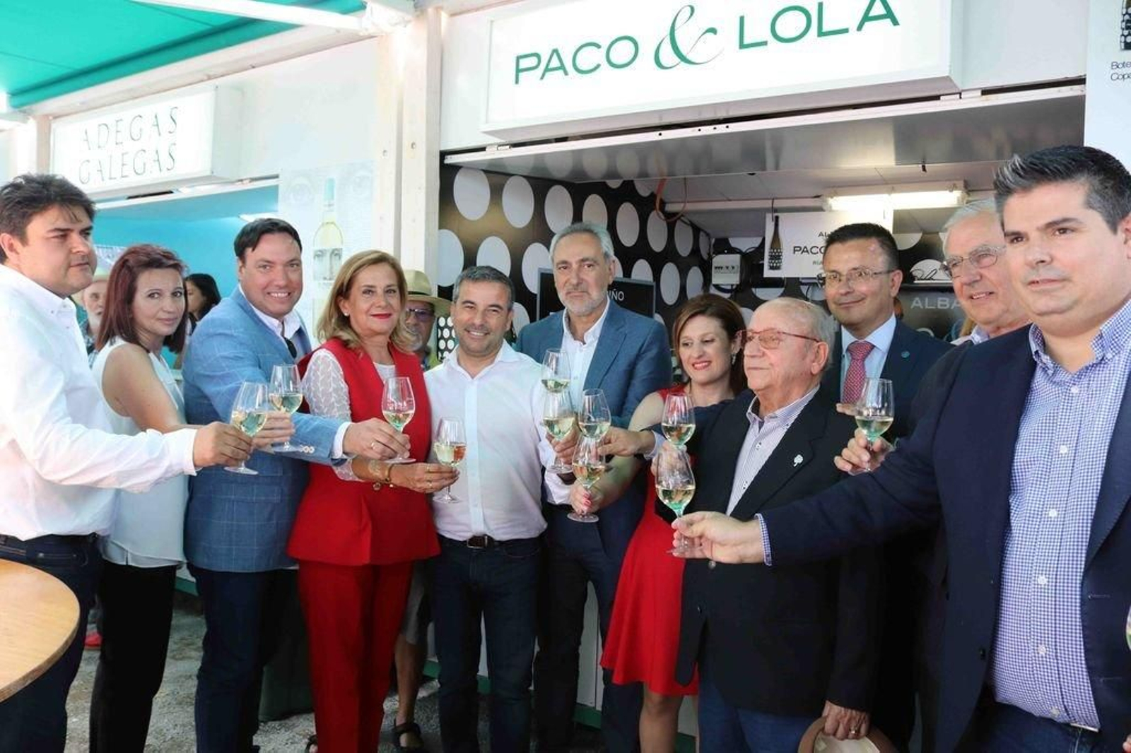 Presidente de la DO Rías Baixas, conselleiro de Agricultura, presidenta de la Diputación y alcaldesa de Cambados, en el tradicional brindis. A la derecha el corte de cinta.