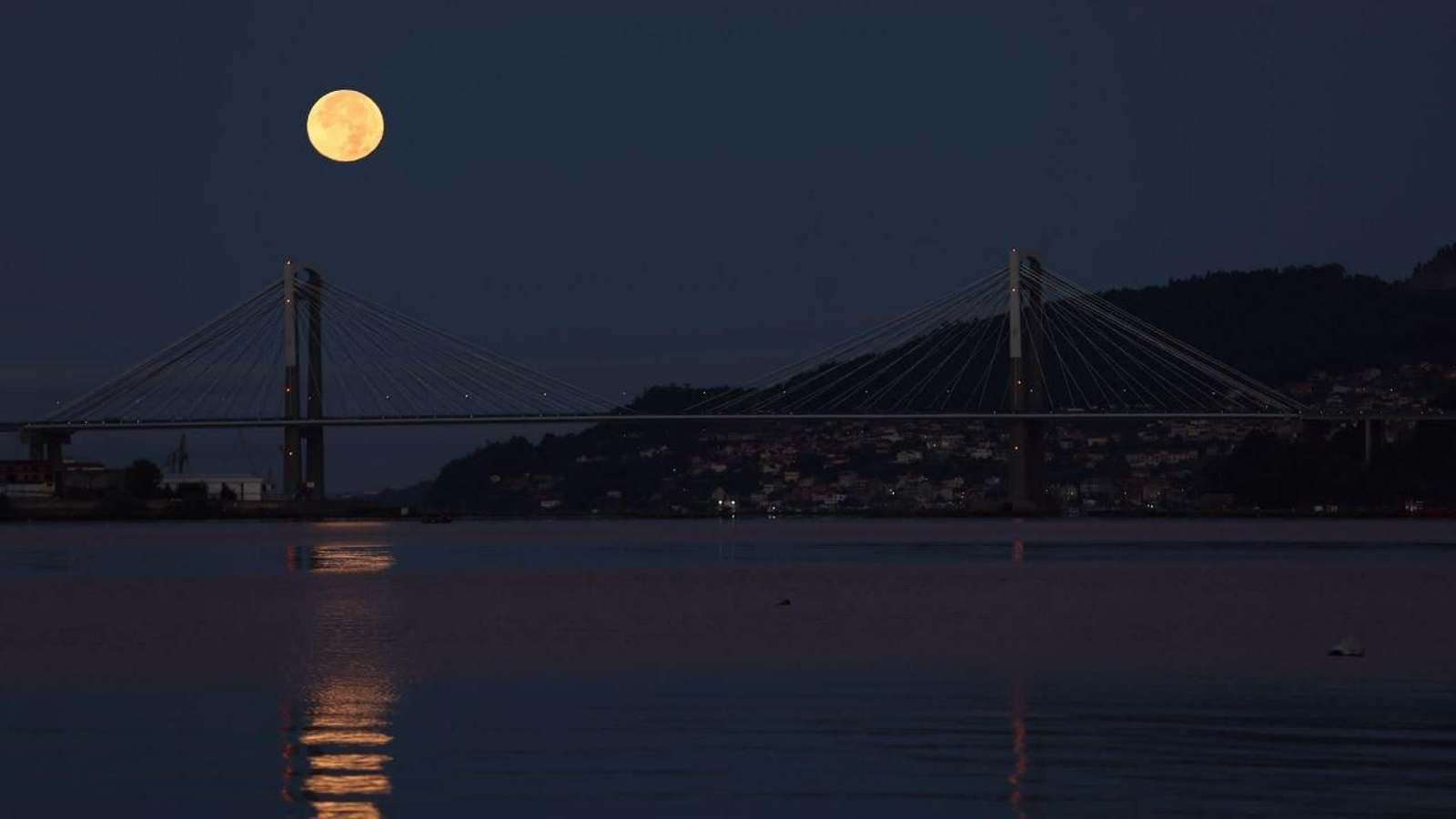 La superluna invadió anoche la ría de Vigo. // Alberte