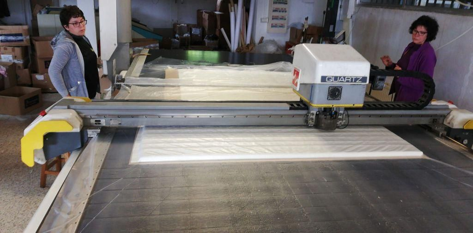 Preparando la 'tela': una media sintética filtrante para confeccionar 15.000 mascarillas.