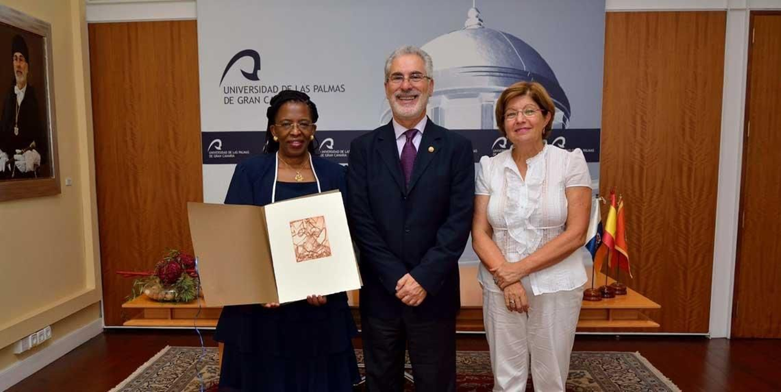 El rector de la Universidad de Las Palmas de Gran Canaria, José Regidor García, y la Vicerrectora, Rosario Berriel Martínez, recibiendo la visita de la embajadora de Sudáfrica, Fikile Maguban, en un acto anterior.