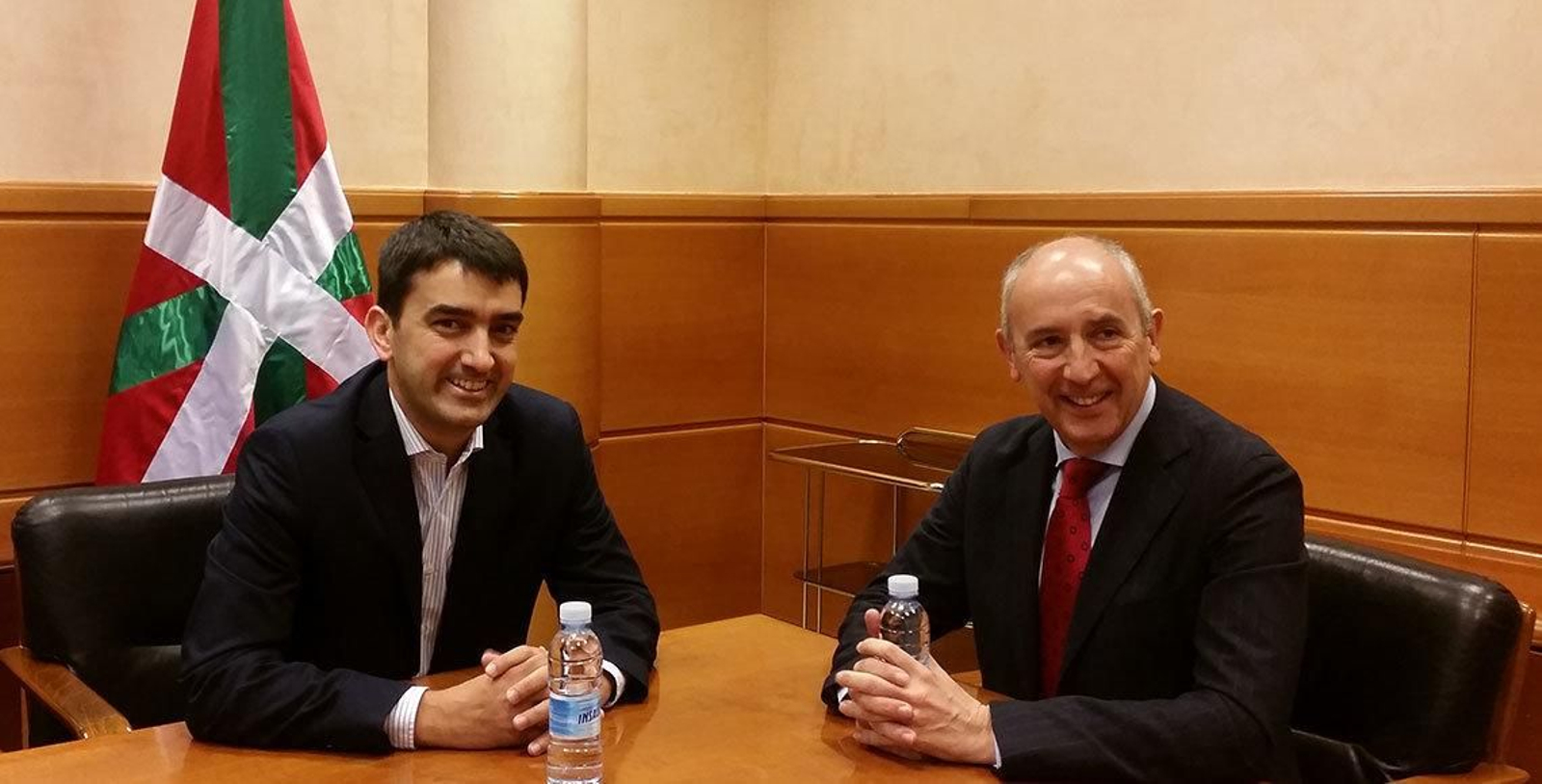 Josu Erkoreka (derecha) con Hernán Albisu, senador de la región argentina de Buenos Aires de origen vasco.