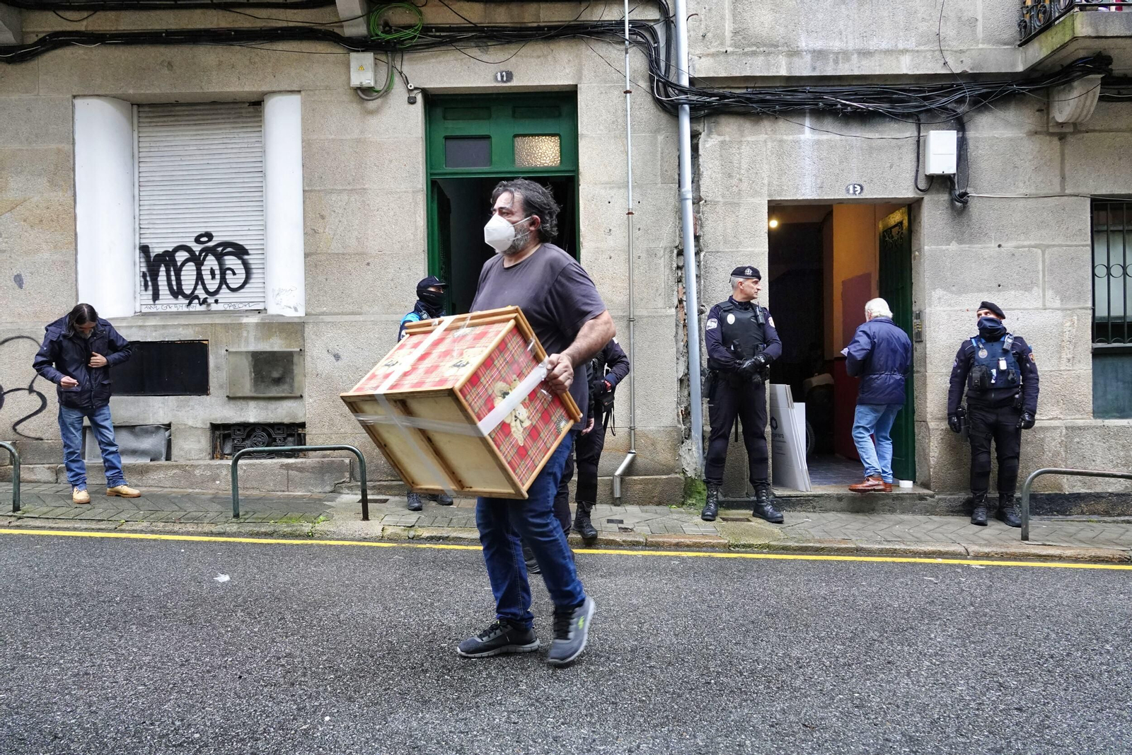 Un vecino desalojado carga con sus enseres.