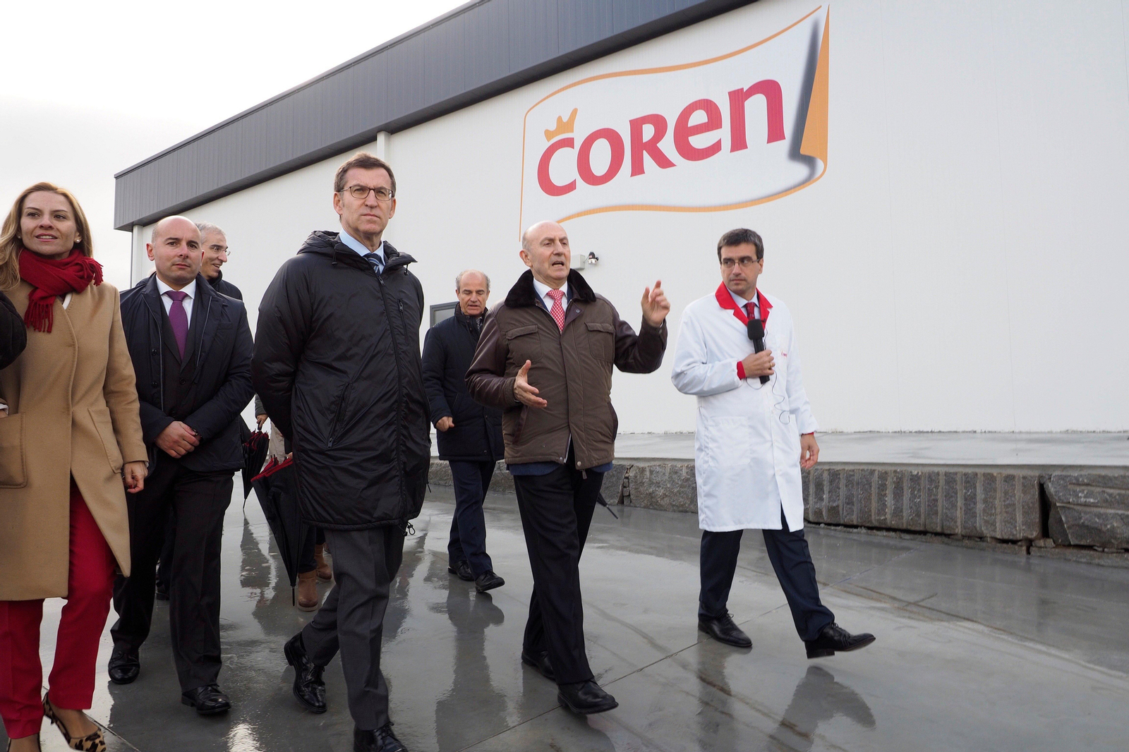 Manuel Gómez-Franqueira Álvarez explica a Alberto Núñez Feijóo los pormenores de la nueva planta.