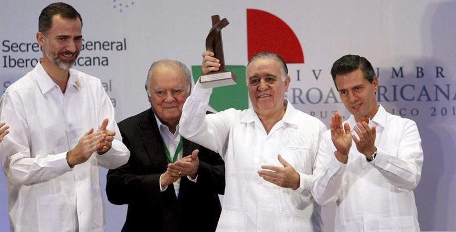 El Rey Felipe VI le entrega el premio Enrique Iglesias al mexicano Valentín Diez Morodo.