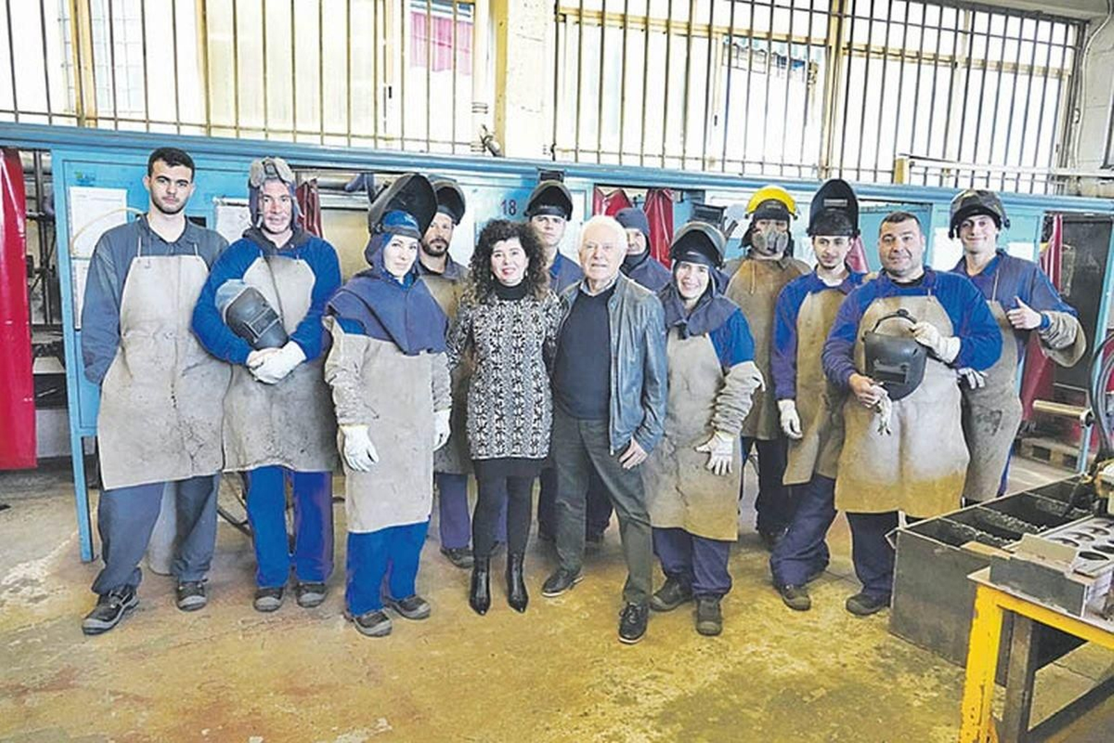Un grupo de alumnos de Formavigo con el fundador del grupo, Fernando Couñago, y su hija Beatriz, directora adjunta.