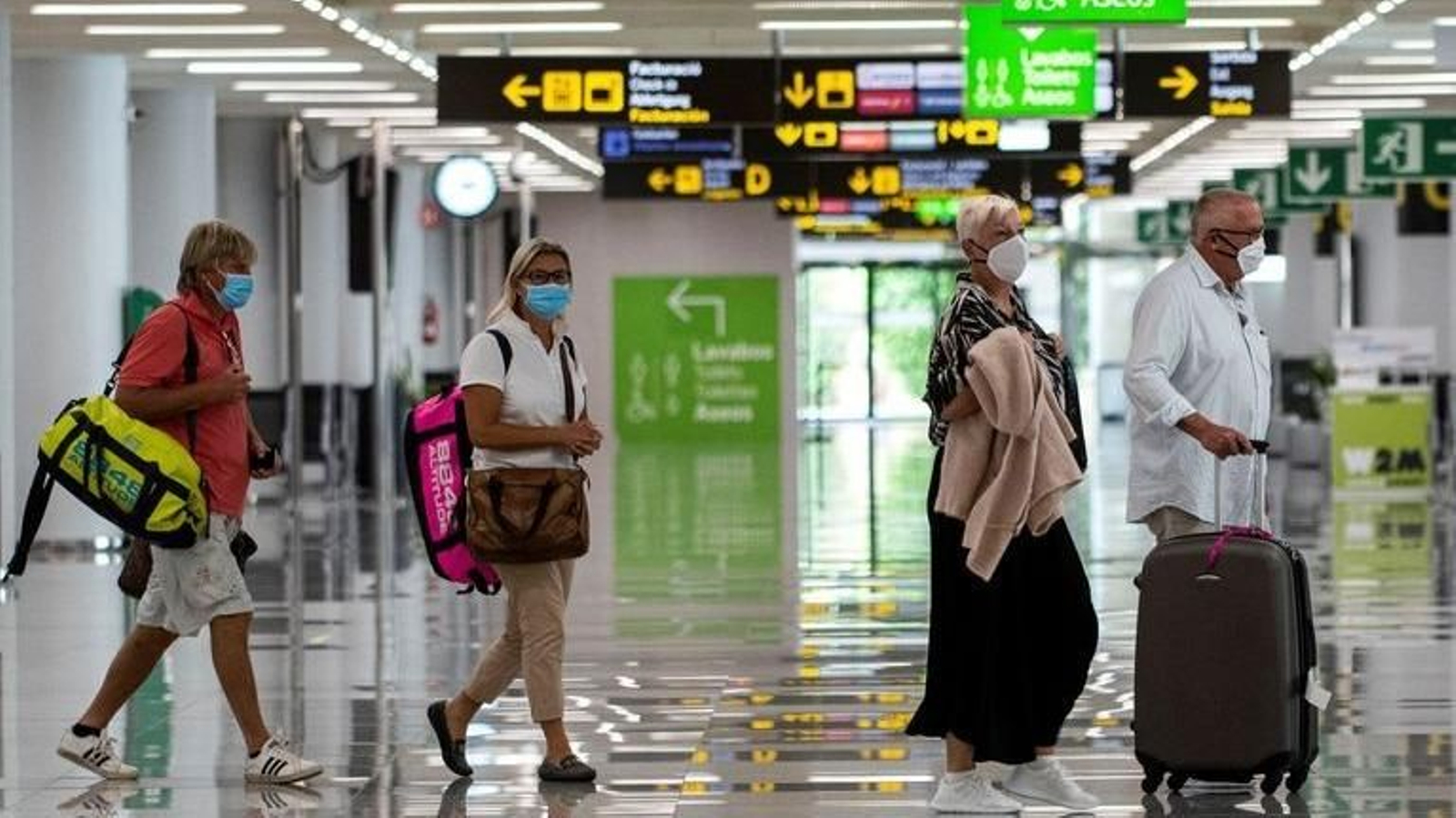 Turistas extranjeros llegando al aeropuerto de Palma de Mallorca.