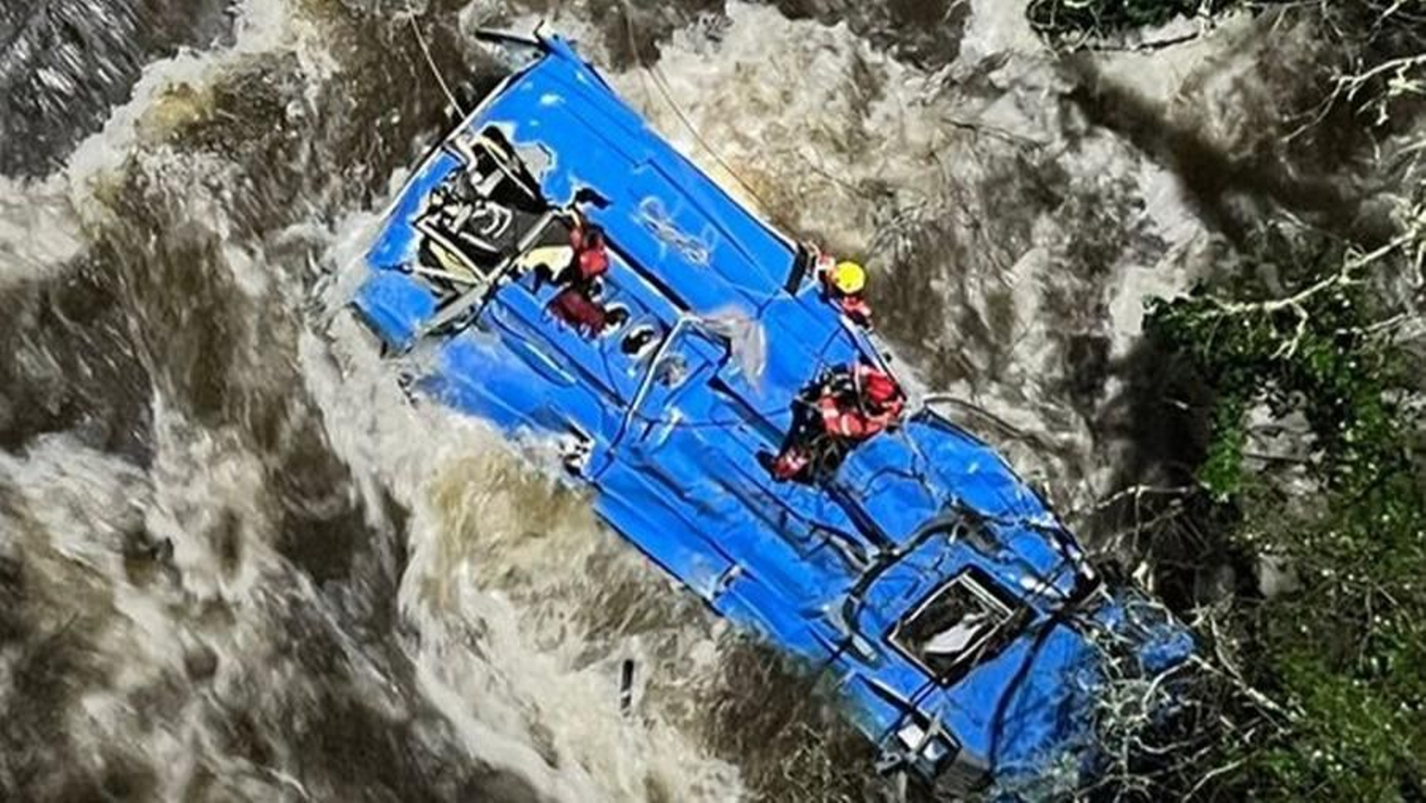 El autobús viajaba de Lugo a Vigo cuando se precipitó al Lérez.