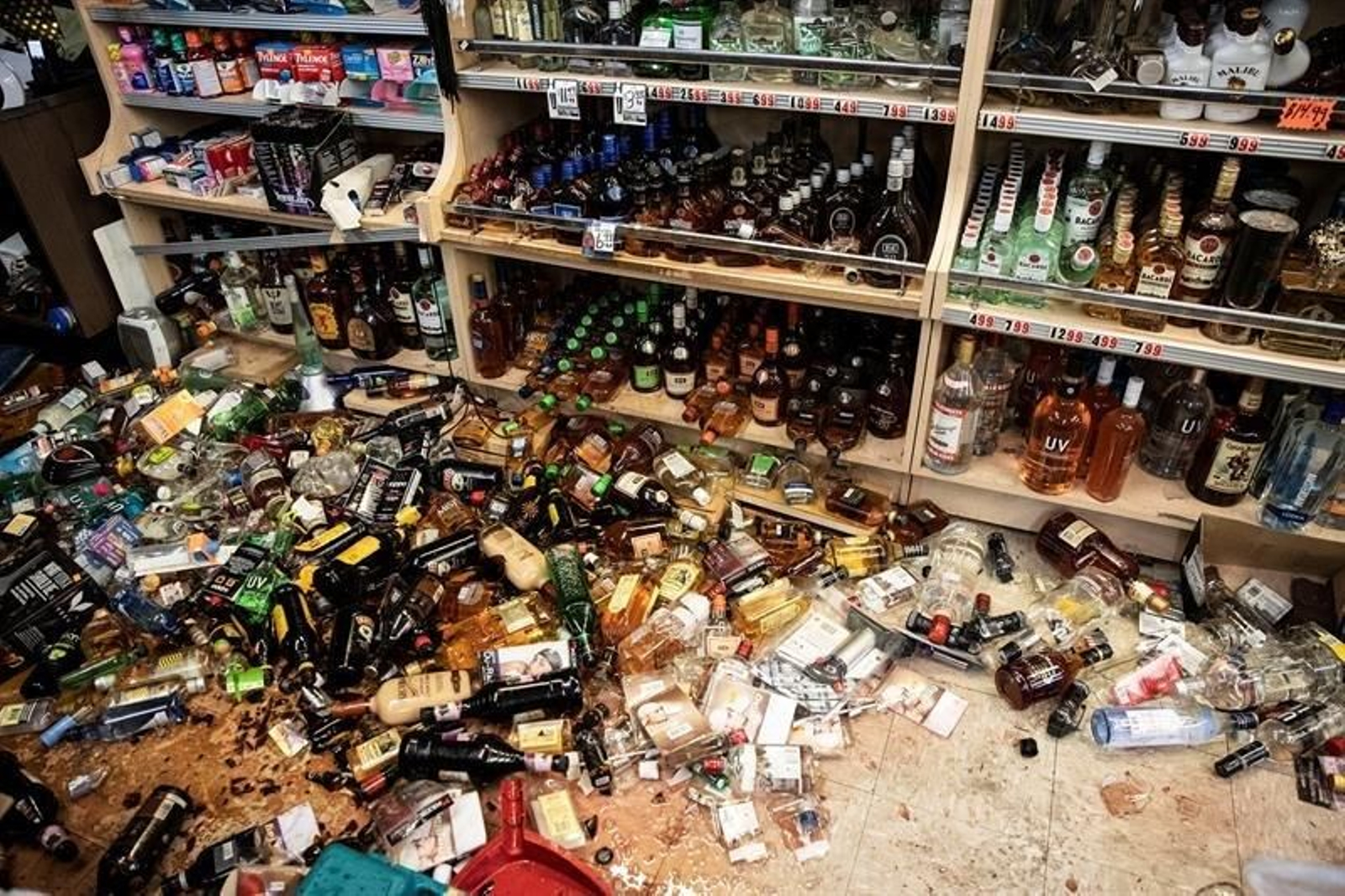 Las botellas caídas que se estrellaron contra el suelo después del terremoto, en una gasolinera en California