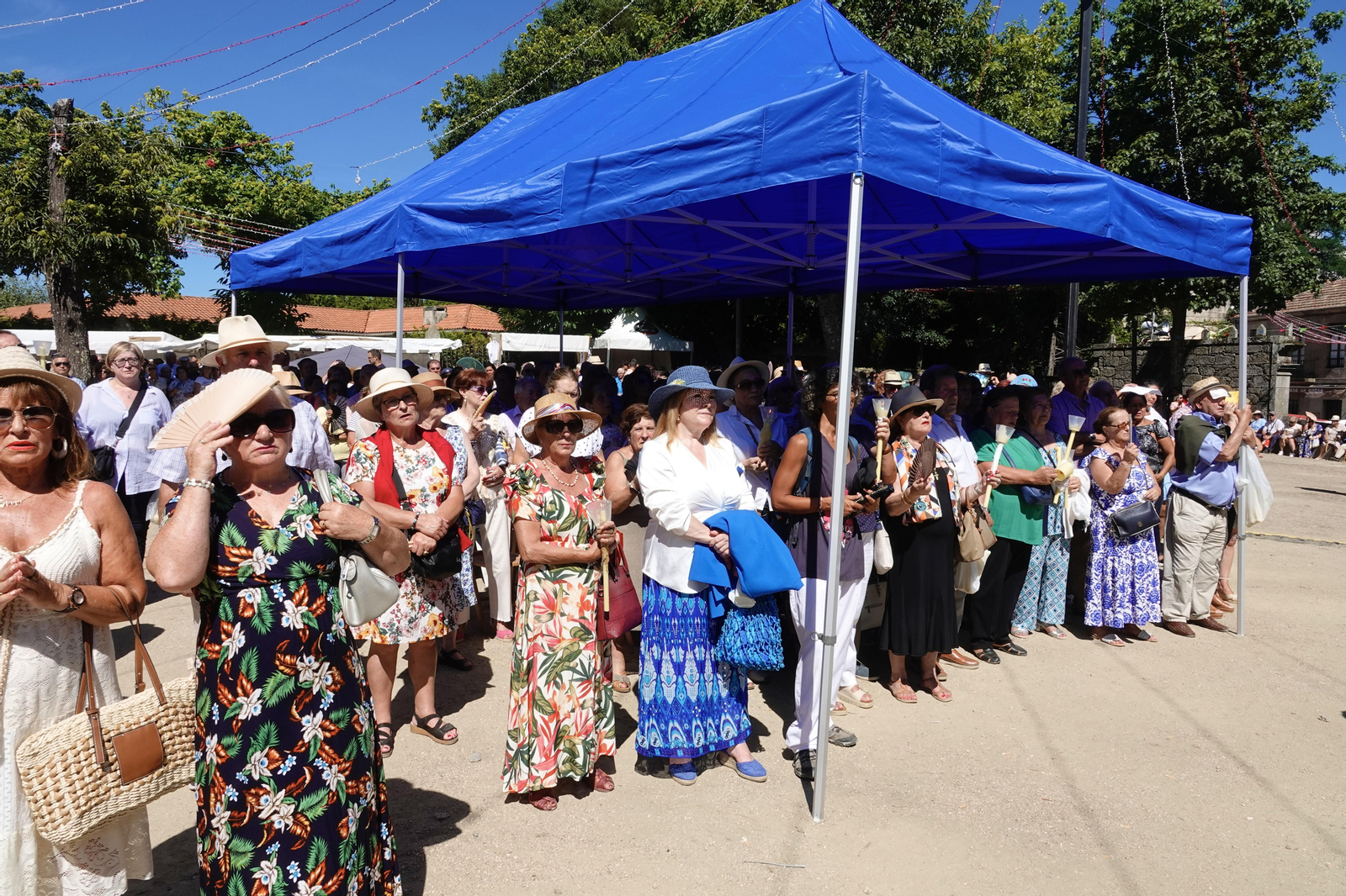 Asistentes a la misa solemne en el Pazo de San Roque.