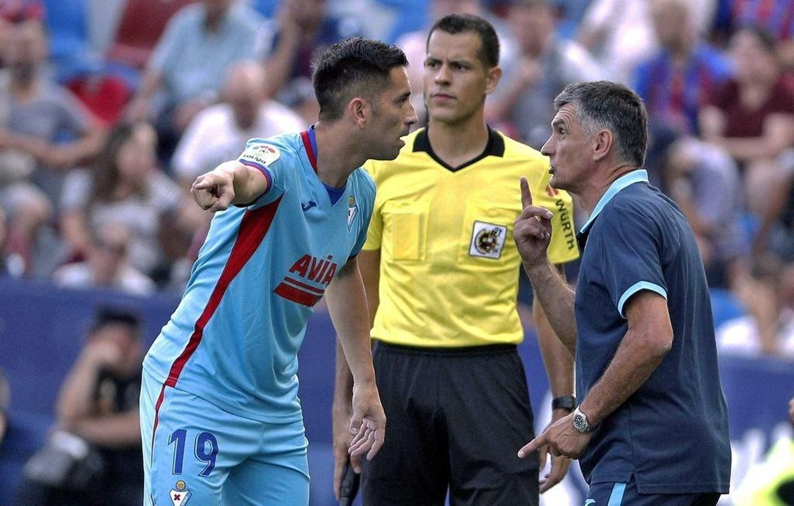 Mendilibar da instrucciones al excéltico Charles en un partido anterior.