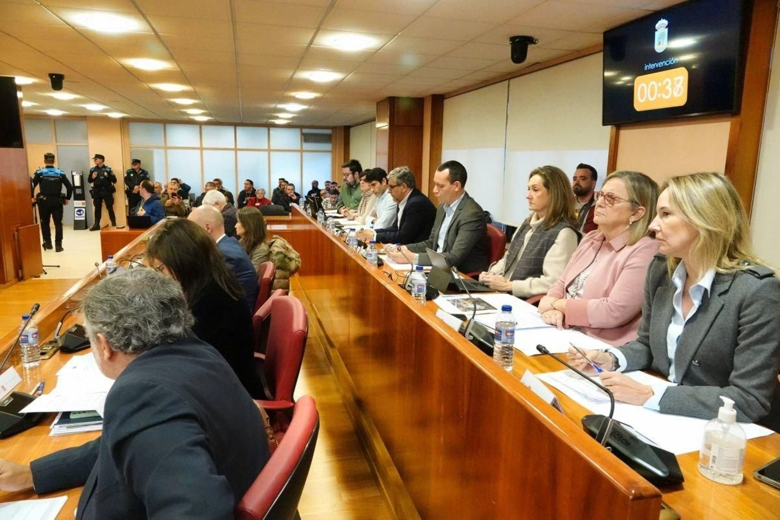 Concejales del PSOE (a la izquierda) y de PP y BNG (a la derecha) ayer en el pleno.