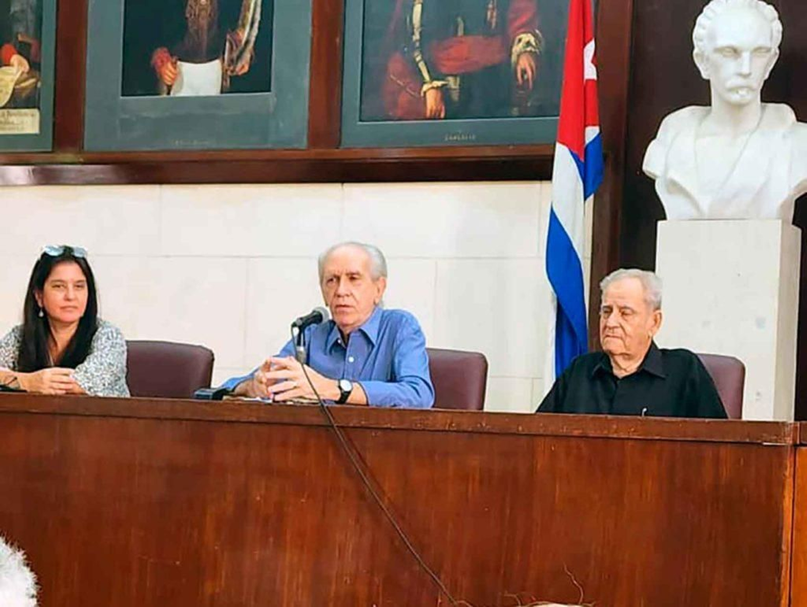 Blas Nabel (primero por la derecha) durante un acto.
