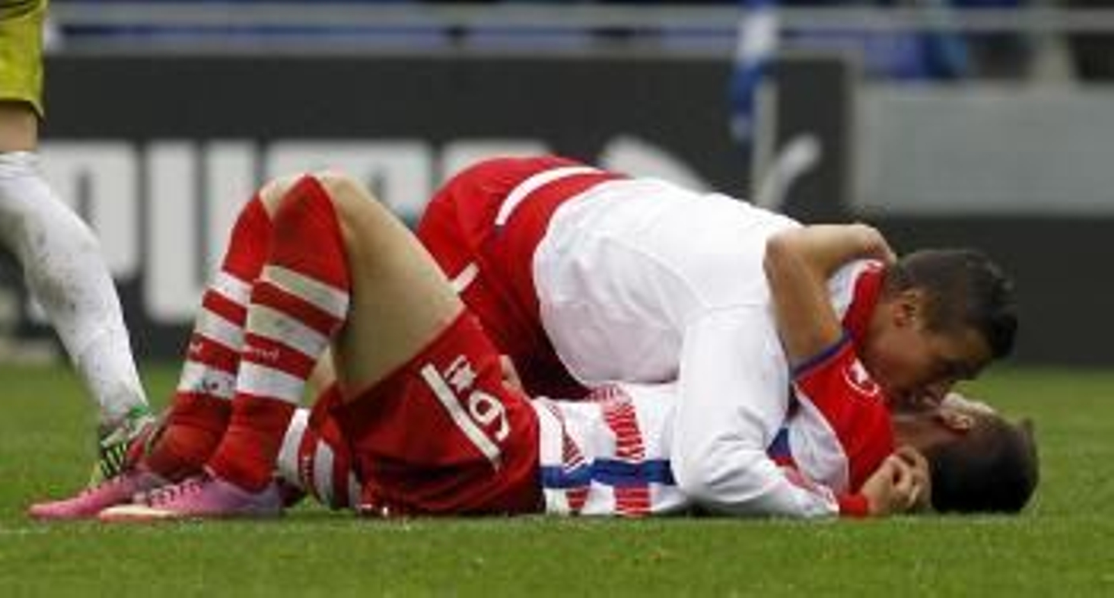 El defensa brasileño del Granada Guilherme Siqueira (abajo) abraza a su compañero, el centrocampista rumano Gabriel Torje (arriba) tras ganar frente al Espanyol (Foto: EFE)