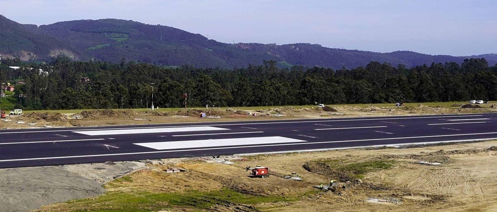 Las obras de la pista de Peinador reciben los últimos retoques para que esté operativa el próximo viernes.