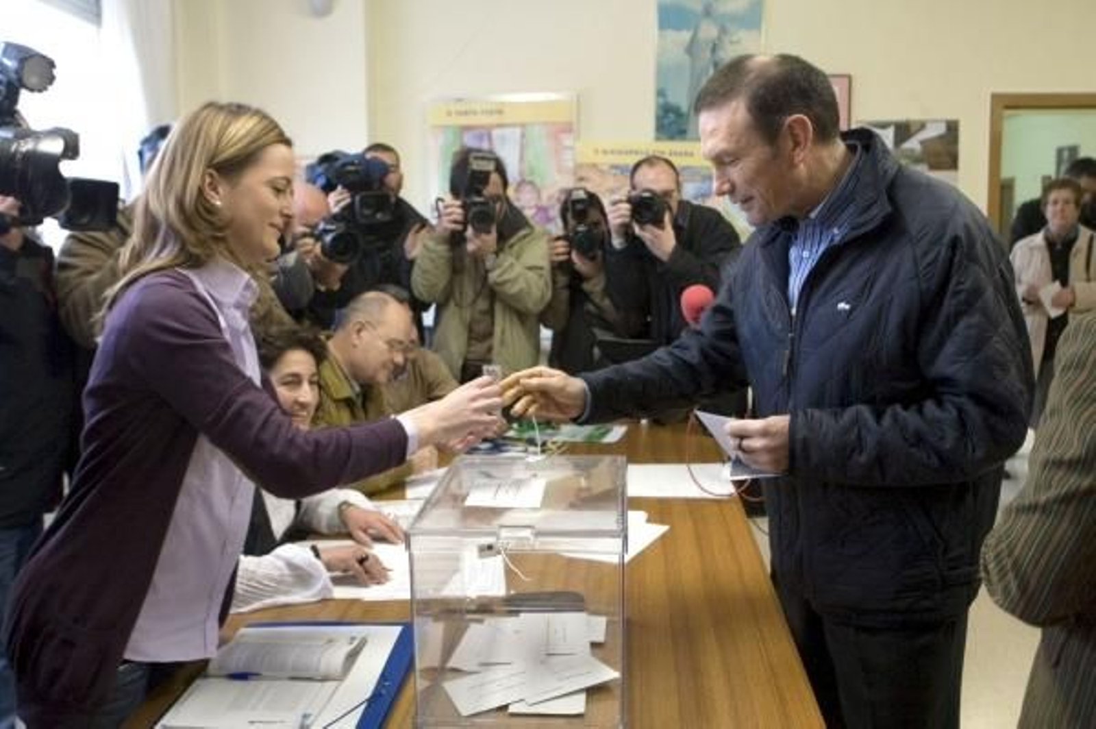 El lehendakari Ibarretxe acudió a votar a primera hora.