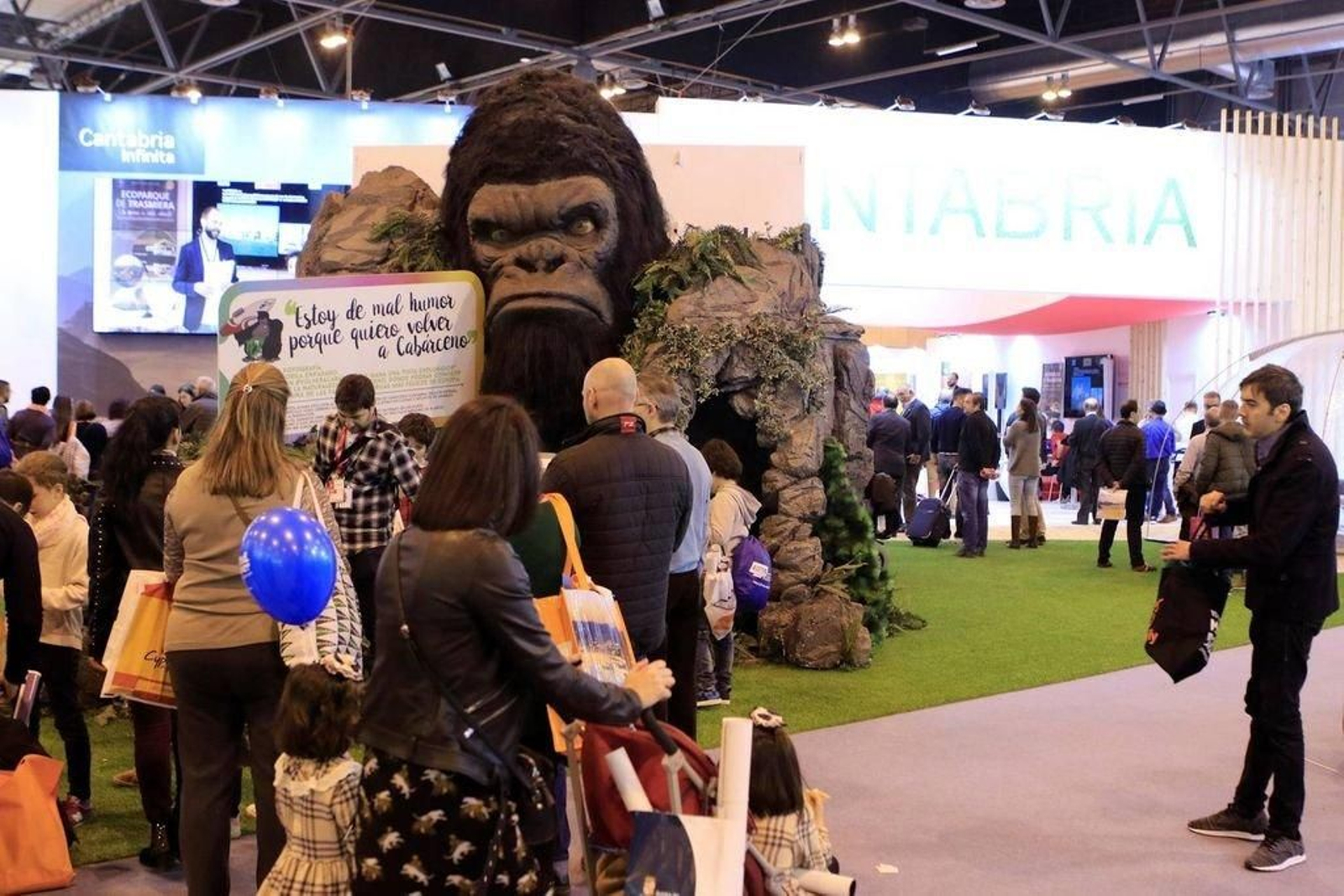 Grupos de visitantes, en la última edición de la feria Fitur, en el recinto de Ifema.