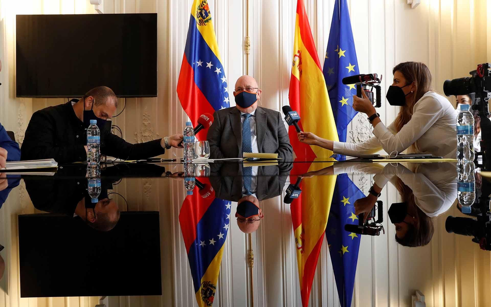 Antonio Ecarri, representante del opositor Juan Guaidó en España, ha pedido a las autoridades españolas que reviertan la suspensión del canje de carnés de conducir venezolanos. EFE/ J.J. Guillén